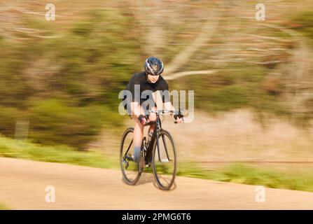 Fahrrad-, Sport- und Frauenradfahren in einem Wald für Fitness, Bewegung und morgendliche Kardio in der Natur. Training, Radfahren und Frauentraining in einem Park, Freiheit Stockfoto