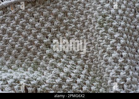 Verschiedene Knoten aus Makramtechnik aus weißen Fäden Stockfoto