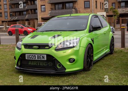 April 2023 – klassischer limegrüner Ford Focus RS auf dem Pageant of Motoring on the Rasen im Weston super Mare im Norden von Somerset, Großbritannien. Stockfoto