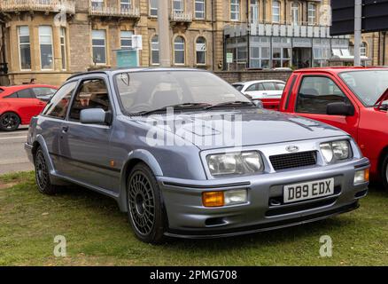 April 2023 - der klassische Ford Sierra Cosworth auf dem Pageant of Motoring auf den Rasen im Weston super Mare im Norden von Somerset, Großbritannien. Stockfoto