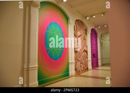 Amsterdam, Niederlande. Februar 2023. Verschiedene abstrakte Objekte im Stedelijk Museum, Amsterdam. Hochwertiges Foto Stockfoto