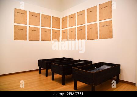 Amsterdam, Niederlande. Februar 2023. Verschiedene abstrakte Objekte im Stedelijk Museum, Amsterdam. Hochwertiges Foto Stockfoto