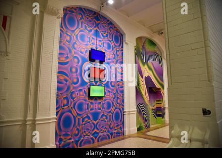 Amsterdam, Niederlande. Februar 2023. Verschiedene abstrakte Objekte im Stedelijk Museum, Amsterdam. Hochwertiges Foto Stockfoto