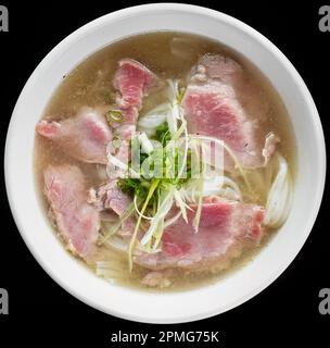 Traditionelle vietnamesische Suppe Pho bo auf schwarzem Hintergrund Stockfoto