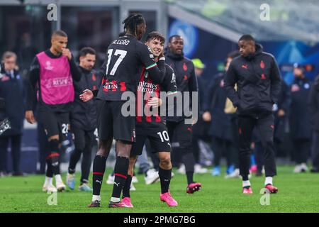 Mailand, Italien. 12. April 2023. Brahim Diaz von AC Mailand (R) und Rafael Leao von AC Mailand (L) feiern den Sieg am Ende des Spiels während der UEFA Champions League 2022/23-Viertelfinals – dem ersten Fußballspiel zwischen AC Mailand und SSC Napoli im San Siro Stadium in Mailand. Kredit: SOPA Images Limited/Alamy Live News Stockfoto