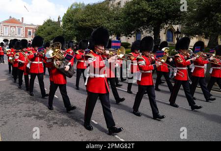 Die Band der Walisischen Garde marschiert die High Street hinunter in Richtung Victoria Baracken in Windsor nach einer Wachablösung im Schloss Windsor. Foto: Donnerstag, 13. April 2023. Stockfoto