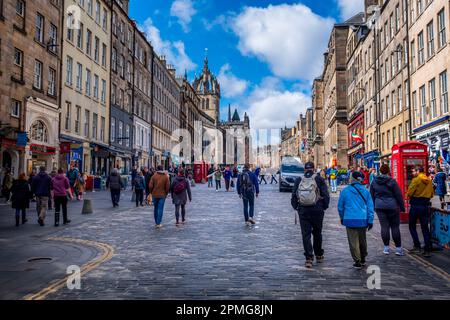 Touristen in Edinburghs High Street – Teil der Royal Mile. Stockfoto