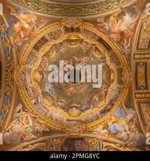 GENUA, ITALIEN - 5. MÄRZ 2023: Die seitliche Kuppel mit dem Fresko der kardinalen Tugenden und Propheten und in der Kirche Chiesa del Gesu. Stockfoto