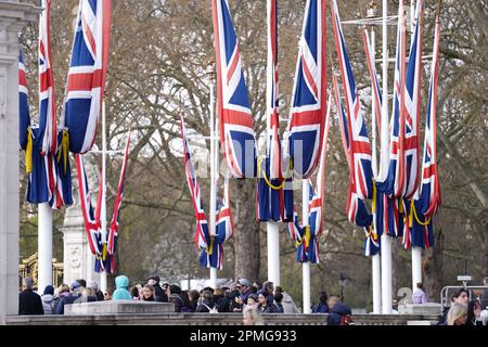 Gewerkschaftsflaggen hängen an den Straßenmöbeln vor dem Buckingham Palace, London. Im gesamten Vereinigten Königreich laufen Vorbereitungen für die Krönung am 6. Mai. Foto: Donnerstag, 13. April 2023. Stockfoto