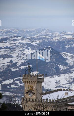 Dies ist ein Bild des Turms des Palazzo Pubblico in San Marino, einem Regierungsgebäude Stockfoto