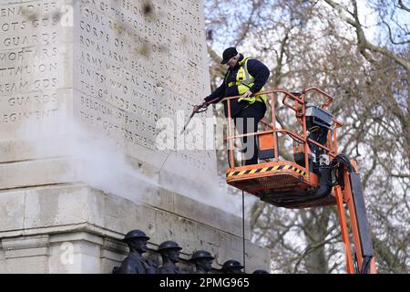 Ein Mann reinigt ein Denkmal in der Nähe der Horse Guards Parade, London. Im gesamten Vereinigten Königreich laufen Vorbereitungen für die Krönung am 6. Mai. Foto: Donnerstag, 13. April 2023. Stockfoto