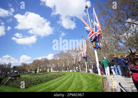 Gewerkschaftsflaggen hängen an den Straßenmöbeln vor dem Buckingham Palace, London. Im gesamten Vereinigten Königreich laufen Vorbereitungen für die Krönung am 6. Mai. Foto: Donnerstag, 13. April 2023. Stockfoto