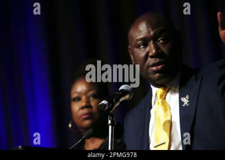 NEW YORK, NY - 12. APRIL: (L-R) Benjamin Crump, Bürgerrechtsanwältin und Mutter des Mordopfers, Trayvon Martin/Menschenrechtsaktivistin, Sabrina Fulton, nimmt an der 2023. National Action Network Convention Teil, die am 12. April 2023 im Sheraton Times Square Hotel im Times Square-Teil von New York City stattfindet, und hält eine Rede. Chris Moore/MediaPunch Stockfoto