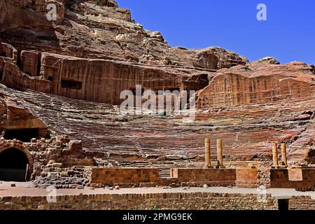 Römisches Theater Petra Stadt Nabataeanische Karawane-Stadt Felsfassaden Jordan geschnitzte Sandsteinwüste. Stockfoto