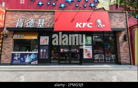 Der Haupteingang zu einer Filiale der Fast-Food-Kette KFC in Yangshuo, China. Stockfoto
