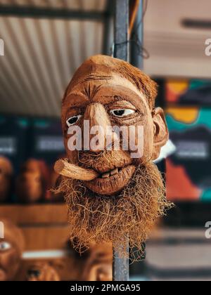 Eine Nahaufnahme einer geschnitzten Gesichtsskulptur eines bärtigen Mannes Stockfoto