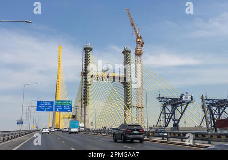 SAMUT PRAKAN, THAILAND, JANUAR 21 2023, Bau einer neuen Brücke parallel zur Brücke von Rama IX Stockfoto
