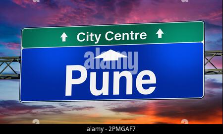 Straßenschild in Richtung Pune. Stockfoto