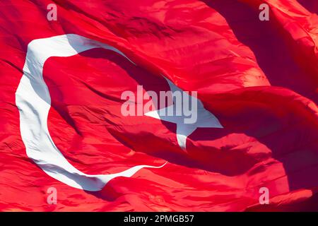 Blinkende türkische Flagge in Vollbildansicht. Hintergrundfoto zu den Feiertagen Turkiyes. Stockfoto