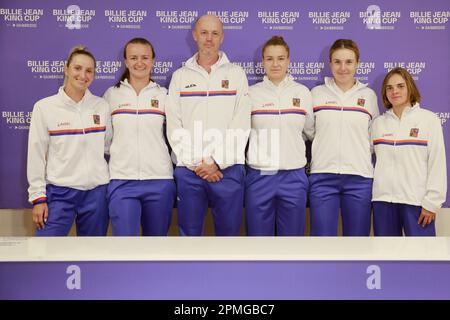 Von links: Marketa Vondrousova, Barbora Krejcikova, Petr Pala (nicht spielender Kapitän), Karolina Muchova, Linda Noskova, Sara Bejlek der Tschechischen Republik po Stockfoto