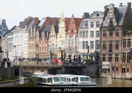Touristenboote auf der Leie an einem sonnigen Tag mit historischer Architektur in Gent, Flandern, Belgien. Stockfoto