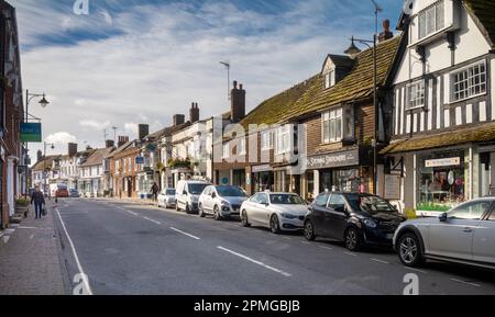 Blick auf die High Street in Steyning, einer Marktstadt in West Sussex, Großbritannien. In der Hauptstraße befinden sich viele denkmalgeschützte antike Gebäude und Stockfoto