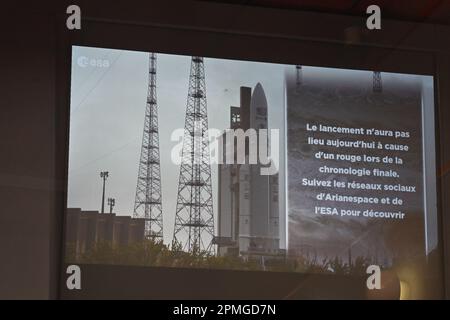 Cayenne, Frankreich. 13. April 2023. Abbildung zeigt eine Notiz auf der riesigen Leinwand, dass der Start auf morgen verschoben wird, weil bei der letzten Überprüfung ein rotes Licht aufleuchtet, bei einem königlichen Besuch zum Start der ESA-Jupiter Icy Moons Explorer Mission „Juice“ vom Guayana Space Centre in Kourou, Französisch-Guayana, Frankreich am Donnerstag, den 13. April 2023. BELGA FOTO ERIC LALMAND Kredit: Belga News Agency/Alamy Live News Stockfoto