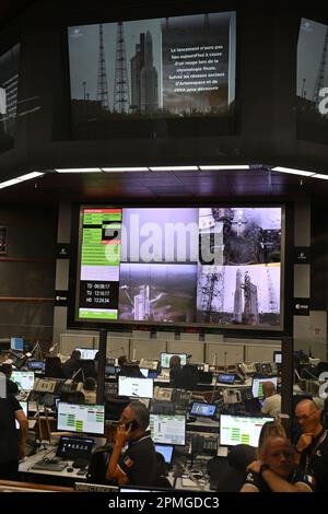 Cayenne, Frankreich. 13. April 2023. Abbildung zeigt eine Notiz auf der riesigen Leinwand, dass der Start auf morgen verschoben wird, weil bei der letzten Überprüfung ein rotes Licht aufleuchtet, bei einem königlichen Besuch zum Start der ESA-Jupiter Icy Moons Explorer Mission „Juice“ vom Guayana Space Centre in Kourou, Französisch-Guayana, Frankreich am Donnerstag, den 13. April 2023. BELGA FOTO ERIC LALMAND Kredit: Belga News Agency/Alamy Live News Stockfoto
