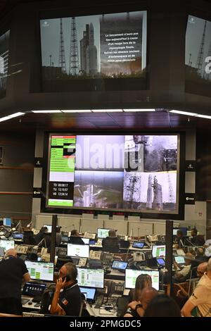 Cayenne, Frankreich. 13. April 2023. Abbildung zeigt eine Notiz auf der riesigen Leinwand, dass der Start auf morgen verschoben wird, weil bei der letzten Überprüfung ein rotes Licht aufleuchtet, bei einem königlichen Besuch zum Start der ESA-Jupiter Icy Moons Explorer Mission „Juice“ vom Guayana Space Centre in Kourou, Französisch-Guayana, Frankreich am Donnerstag, den 13. April 2023. BELGA FOTO ERIC LALMAND Kredit: Belga News Agency/Alamy Live News Stockfoto