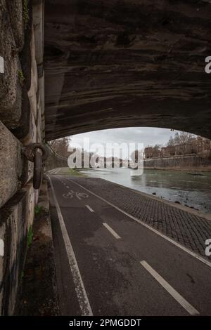 Radweg am Tiber in Rom, Italien. Blick unter der Brücke Stockfoto