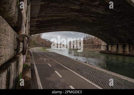 Radweg am Tiber in Rom, Italien. Blick unter der Brücke Stockfoto