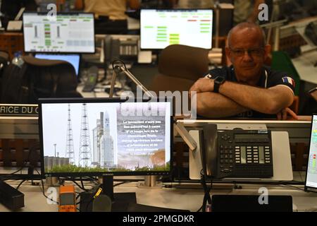 Cayenne, Frankreich. 13. April 2023. Abbildung zeigt eine Notiz auf einem Computerbildschirm, in der steht, dass der Start auf morgen verschoben wird, weil bei der letzten Überprüfung ein rotes Licht aufleuchtet, bei einem königlichen Besuch zum Start der ESA-Jupiter Icy Moons Explorer Mission "Juice" vom Guayana Space Centre in Kourou, Französisch-Guayana, Frankreich am Donnerstag, den 13. April 2023. BELGA FOTO ERIC LALMAND Kredit: Belga News Agency/Alamy Live News Stockfoto