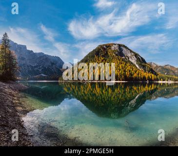 Herbst friedlichen Bergsee oder Prags Pragser Wildsee. Naturpark Fanes-Sennes-Prags, Südtirol, Dolomiten, Alpen, Italien, Europa. Menschen sind unreco Stockfoto