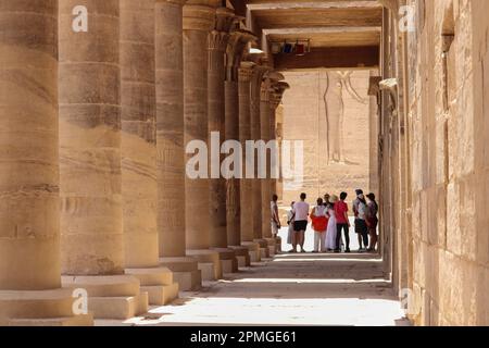 Ein Reiseleiter führt eine Gruppe von Touristen am Tempel von Philae in Assuan, Ägypten Stockfoto