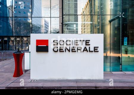 Zeichen der Société Generale am Eingang der Hauptverwaltung der französischen Bankengruppe im Geschäftsbezirk La Defense. Stockfoto