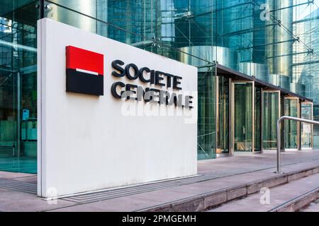 Zeichen der Société Generale am Eingang der Hauptverwaltung der französischen Bankengruppe im Geschäftsbezirk La Defense. Stockfoto