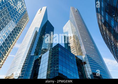 Flachblick auf die Zwillingstürme Alicante und Chassagne, Hauptsitz der Societe Generale Bankengruppe im Geschäftsviertel La Defense. Stockfoto