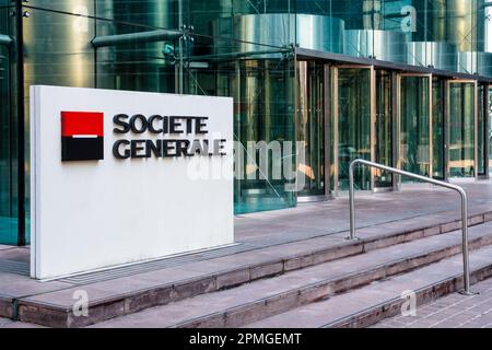 Zeichen der Société Generale am Eingang der Hauptverwaltung der französischen Bankengruppe im Geschäftsbezirk La Defense. Stockfoto