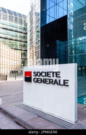 Zeichen der Société Generale am Eingang der Hauptverwaltung der französischen Bankengruppe im Geschäftsbezirk La Defense. Stockfoto