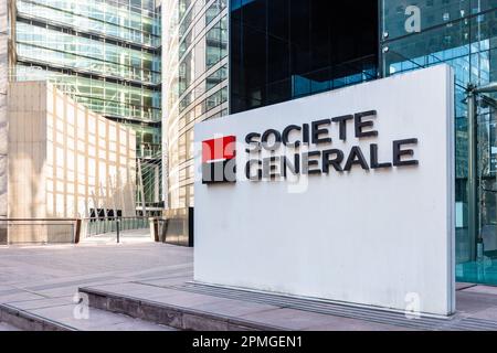 Zeichen der Société Generale am Eingang der Hauptverwaltung der französischen Bankengruppe im Geschäftsbezirk La Defense. Stockfoto