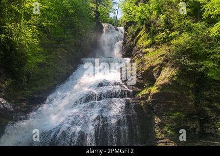 Das Wahrzeichen Dingmans fällt an einem sonnigen Tag im Osten Pennsylvanias in die delaware Wasserlücke. Stockfoto