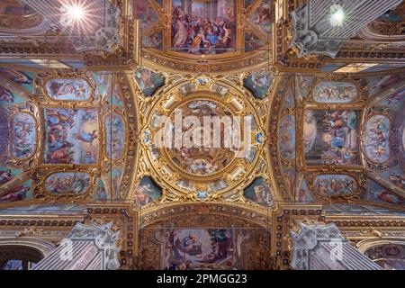 GENUA, ITALIEN - 6. MÄRZ 2023: The Assumption in cupola of the Church Basilica della Santissima Annunziata del Vastato von Andrea Ansaldo (1584-1638). Stockfoto