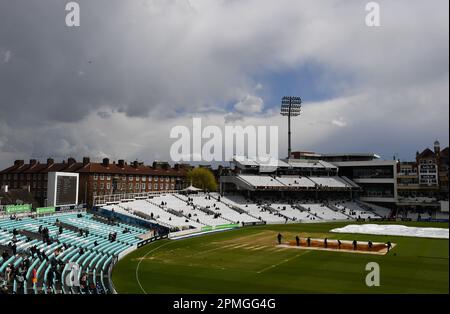 Das Kia Oval, London, Großbritannien. 13. April 2023. Bodenpersonal entfernt die Abdeckungen nach Regen während der Mittagspause am 1. Tag des Spiels LV=Insurance County Championship Division One zwischen Surrey und Hampshire: Credit: Ashley Western/Alamy Live News Stockfoto