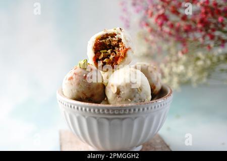 Keine Energiebissen von rohen Karottenkuchen oder Kugeln gefüllt mit Nüssen und mit weißer Schokolade überzogen Stockfoto