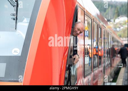 Kyllburg, Deutschland. 13. April 2023. Der Zugfahrer Rainer Becker schaut aus einem Zug der Klasse V T 620, der am Bahnhof Kyllburg als Sonderreise geparkt ist. Er fährt ihn auf der Premiere von Kyllburg nach Gerolstein nach der Flutkatastrophe im Juli 2021. Die Premiere war der Beginn der Zugfahrt auf dem Abschnitt der Eifel-Linie zwischen Kyllburg und Gerolstein. Die Züge der Eifel-Linie sollen ab April 17 wieder in Betrieb genommen werden. Dies bedeutet, dass ein weiterer Abschnitt der stark beschädigten Strecke wieder an das Schienennetz angeschlossen wird. Kredit: Harald Tittel/dpa/Alamy Live News Stockfoto