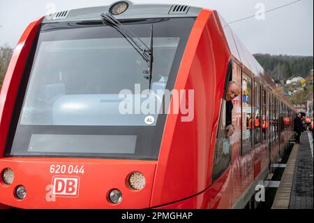 Kyllburg, Deutschland. 13. April 2023. Der Zugfahrer Rainer Becker schaut aus einem Zug der Klasse V T 620, der am Bahnhof Kyllburg als Sonderreise geparkt ist. Er fährt ihn auf der Premiere von Kyllburg nach Gerolstein nach der Flutkatastrophe im Juli 2021. Die Premiere war der Beginn der Zugfahrt auf dem Abschnitt der Eifel-Linie zwischen Kyllburg und Gerolstein. Die Züge der Eifel-Linie sollen ab April 17 wieder in Betrieb genommen werden. Dies bedeutet, dass ein weiterer Abschnitt der stark beschädigten Strecke wieder an das Schienennetz angeschlossen wird. Kredit: Harald Tittel/dpa/Alamy Live News Stockfoto