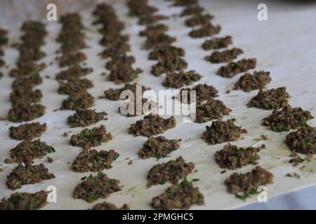 Börek in einem Restaurant in der Büyük Han, Nikosia, Zypern. Börek ist ein gebackenes oder frittiertes Gebäck, gefüllt mit verschiedenen Zutaten. Stockfoto