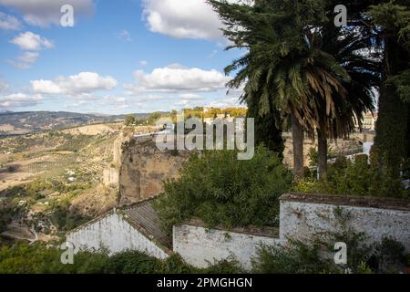 RONDA, ANDALUSIEN, SPANIEN - 4. NOVEMBER 2021 Blick auf die Klippen und das Tal unter Ihnen mit Blick nach Westen in Richtung Parque Nacional Sierra de las Nieves Stockfoto