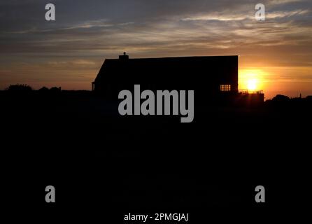 Farbfoto eines Steinhauses bei Sonnenuntergang, Jobourg, Normandie, Frankreich, Europa, 2022. Stockfoto