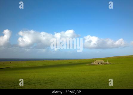 Farbaufnahme eines Steinhauses und der Felder, Swannay, Orkney Islands, Schottland, Vereinigtes Königreich, 2022. Stockfoto